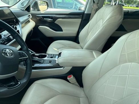 Used 2023 Toyota Highlander Platinum AWD/4WD image 5