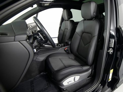 Certified 2025 Porsche Macan image 5