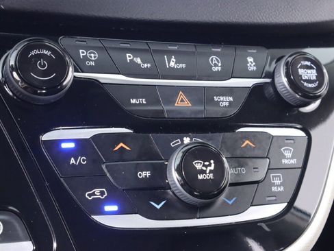 Used 2022 Chrysler Pacifica Touring-L w/ Uconnect Theater Family Group FWD image 21