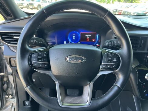 Used 2023 Ford Explorer Platinum w/ Technology Package AWD/4WD image 9