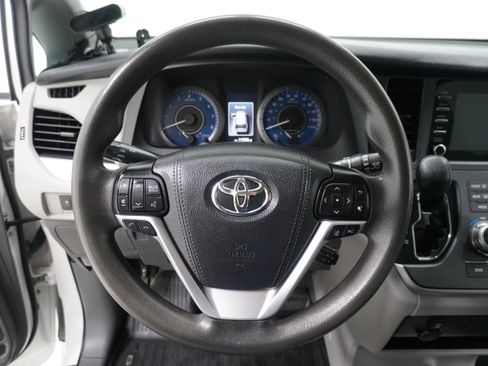 Used 2020 Toyota Sienna L image 16