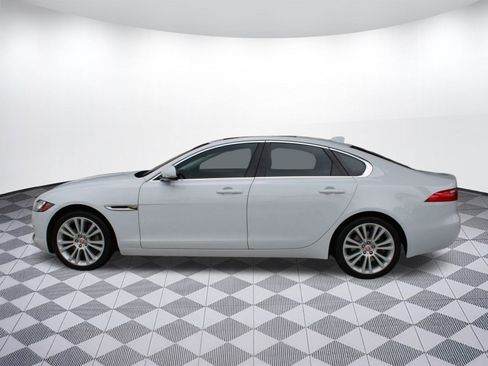 Used 2020 Jaguar XF Premium image 2