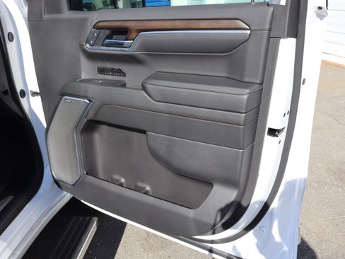 Certified 2025 Chevrolet Silverado 1500 High Country w/ Technology Package image 38