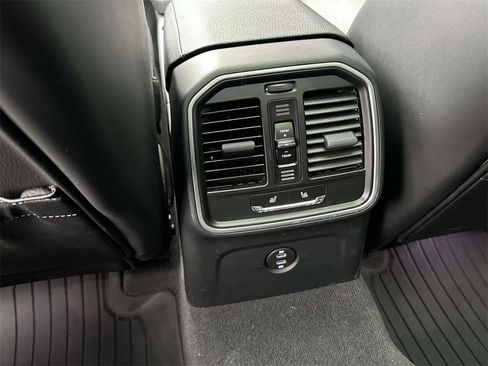 Used 2025 Porsche Macan image 13