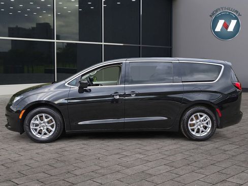 Used 2022 Chrysler Voyager LX FWD image 2