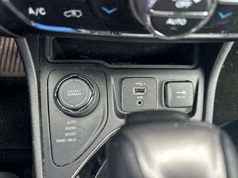 Used 2019 Jeep Cherokee Overland w/ Technology Group AWD/4WD image 15