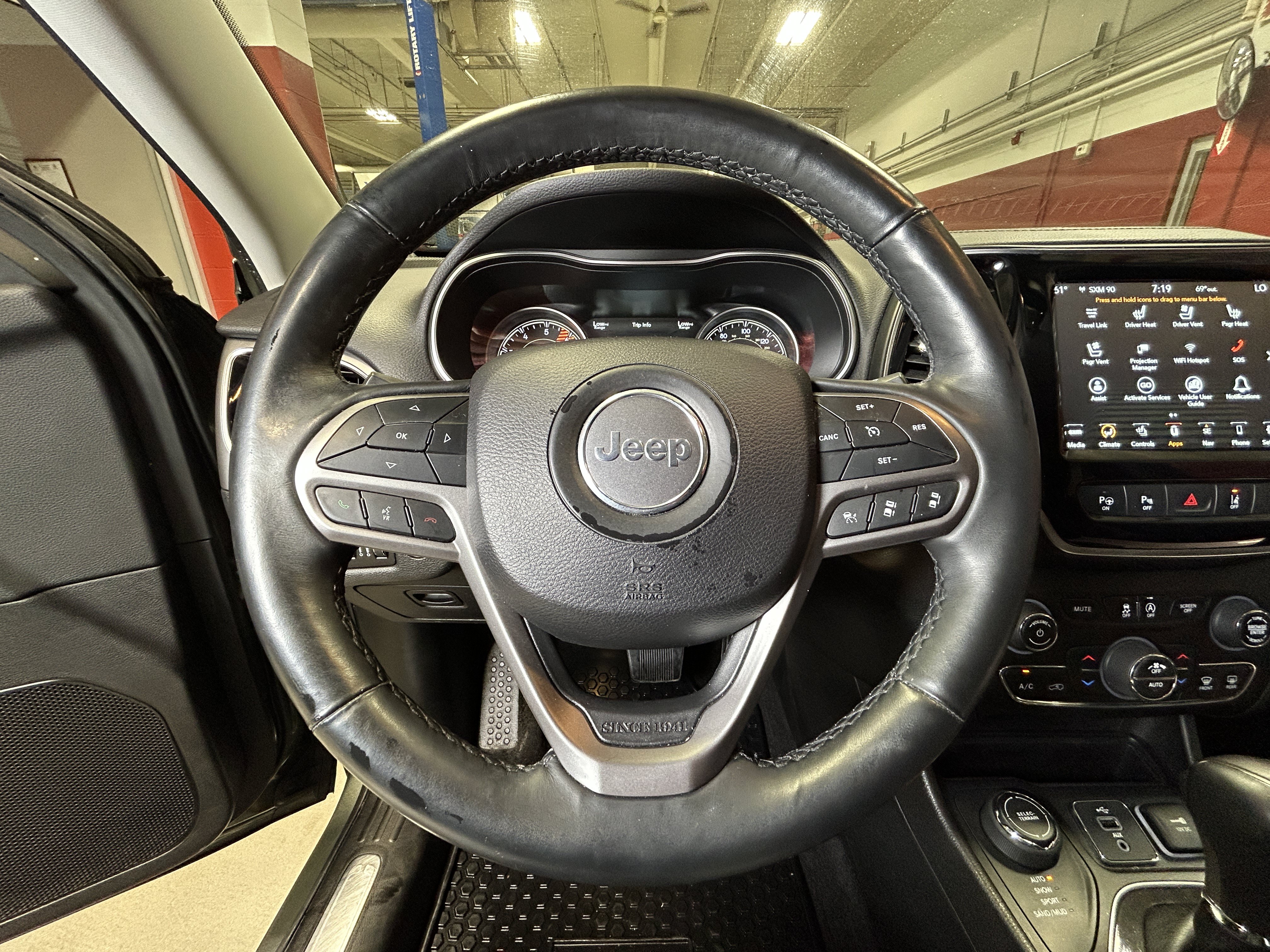 Used 2019 Jeep Cherokee Limited w/ Luxury Group AWD/4WD image 22
