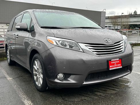 Used 2017 Toyota Sienna Limited Premium image 3
