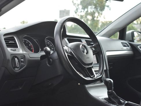 Used 2015 Volkswagen Golf S image 18