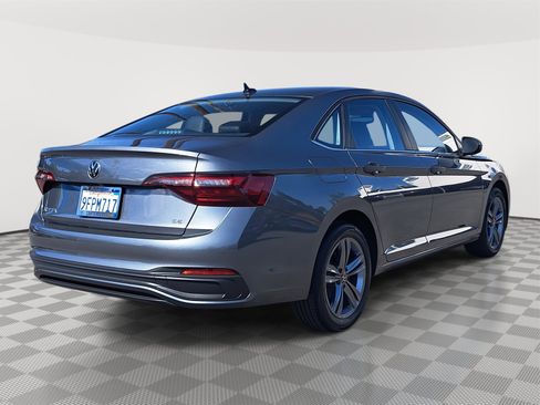 Used 2023 Volkswagen Jetta SE w/ Panoramic Sunroof Package image 5