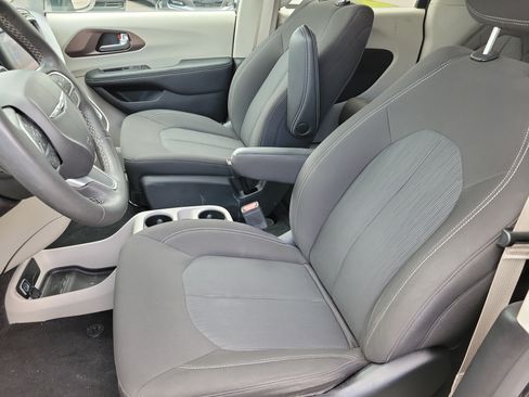 Used 2023 Chrysler Voyager LX FWD image 4