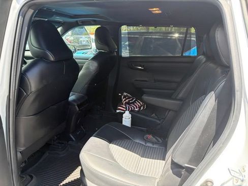 Used 2023 Toyota Highlander XSE FWD image 6