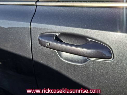 Used 2022 Kia Sorento EX w/ Panoramic Sunroof Package FWD image 6