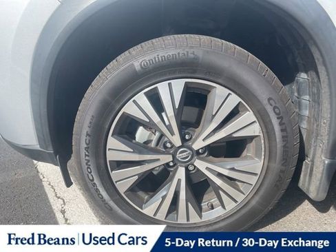 Used 2021 Nissan Rogue SV w/ Premium Package image 16