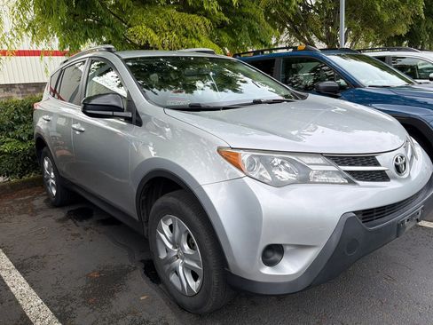 Used 2014 Toyota RAV4 LE AWD/4WD image 2