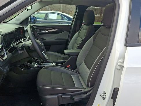 Used 2026 Chevrolet TrailBlazer LT w/ LT Cold Weather Package AWD/4WD image 2