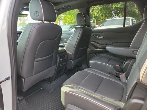 Used 2023 Chevrolet Traverse Premier FWD image 17