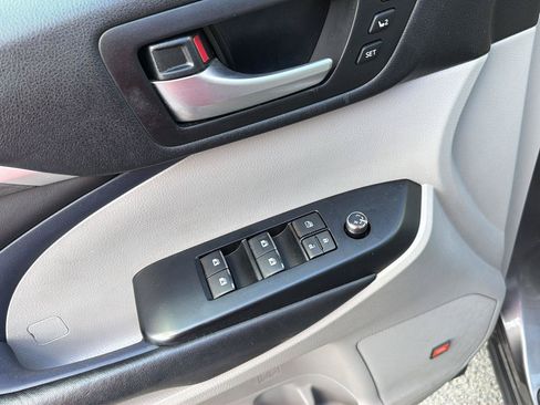 Used 2018 Toyota Highlander Limited FWD image 34