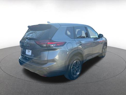 Used 2025 Nissan Rogue SV image 2