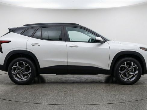 Used 2025 Chevrolet Trax LT FWD image 11