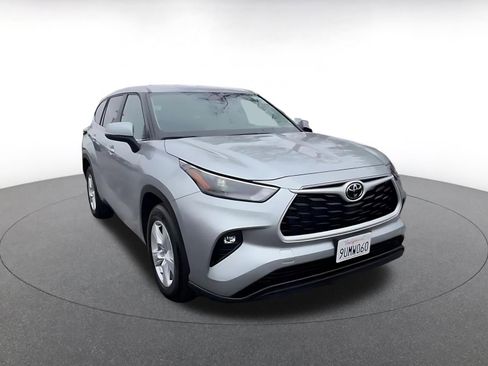 Used 2025 Toyota Highlander LE FWD image 3