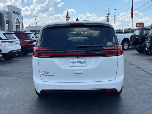 New 2026 Chrysler Pacifica Select image 6