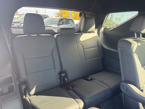 Used 2025 Chevrolet Traverse LT image 15