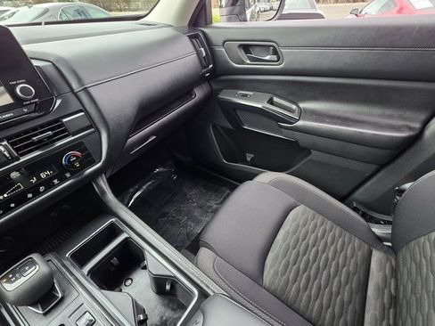 Used 2024 Nissan Pathfinder S image 36