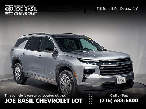 Used 2025 Chevrolet Traverse LT image 1