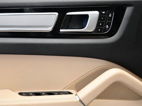 Used 2022 Porsche Cayenne Platinum Edition image 35