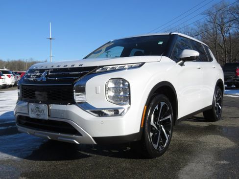 Used 2023 Mitsubishi Outlander SE image 1