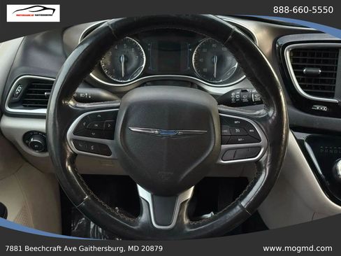 Used 2017 Chrysler Pacifica Touring-L FWD image 36