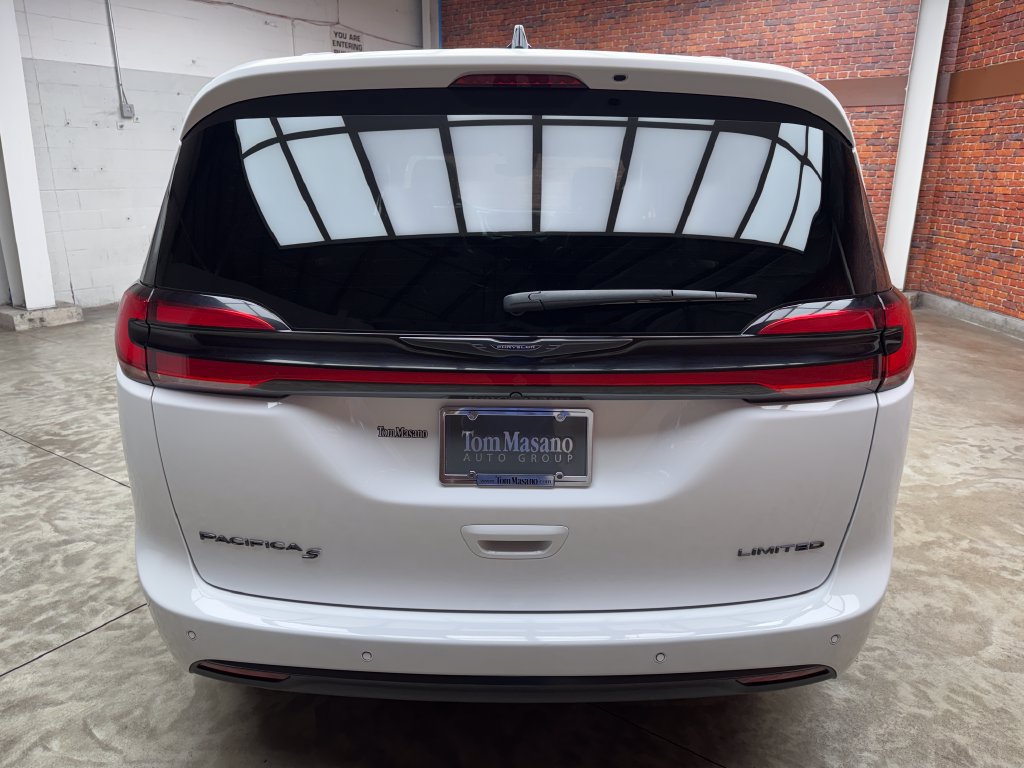 Used 2025 Chrysler Pacifica Limited FWD image 4