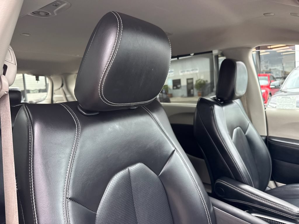 Used 2023 Chrysler Pacifica Touring-L FWD image 13
