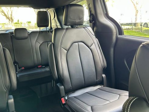New 2026 Chrysler Pacifica Select image 15