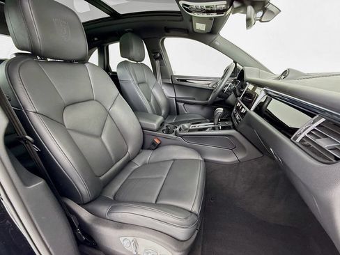 Certified 2025 Porsche Macan AWD/4WD image 32