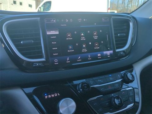 Used 2023 Chrysler Pacifica Touring-L image 36