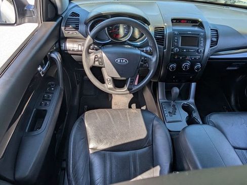 Used 2013 Kia Sorento LX w/ Convenience Pkg image 9