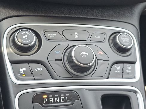 Used 2015 Chrysler 200 Limited w/ Convenience Group FWD image 9