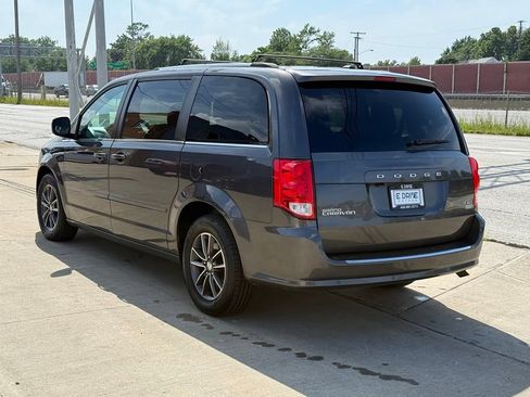 Used 2017 Dodge Grand Caravan SXT w/ Rear Park Assist Package FWD image 10