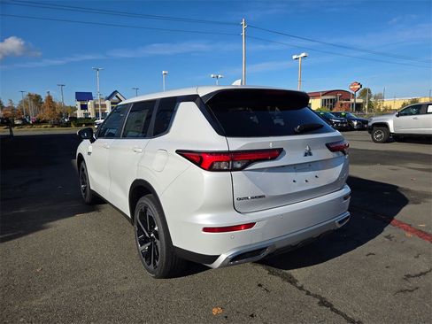New 2025 Mitsubishi Outlander SE image 7