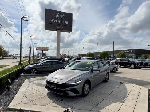 Certified 2025 Hyundai Elantra SE image 11