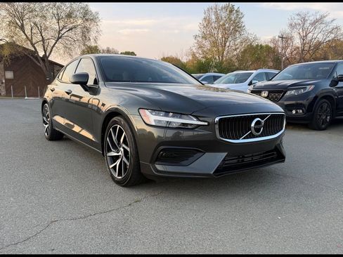 Used 2020 Volvo S60 T5 Momentum image 1