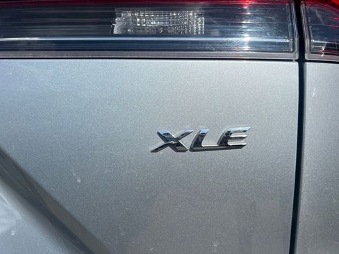 Used 2025 Toyota Corolla Cross XLE FWD image 8