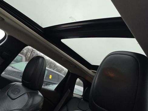 Used 2017 Jeep Cherokee Overland image 6