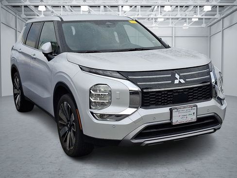 Used 2025 Mitsubishi Outlander SE AWD/4WD image 3