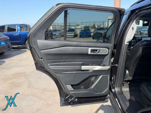 Used 2020 Ford Explorer XLT w/ Equipment Group 202A AWD/4WD image 15