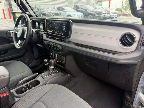 Used 2025 Jeep Wrangler Unlimited Sahara w/ Safety Group AWD/4WD image 12