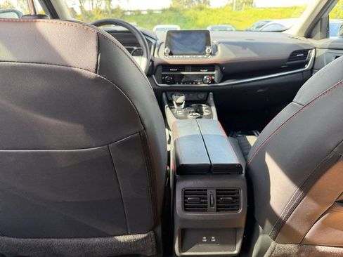 Used 2025 Nissan Rogue SV image 30