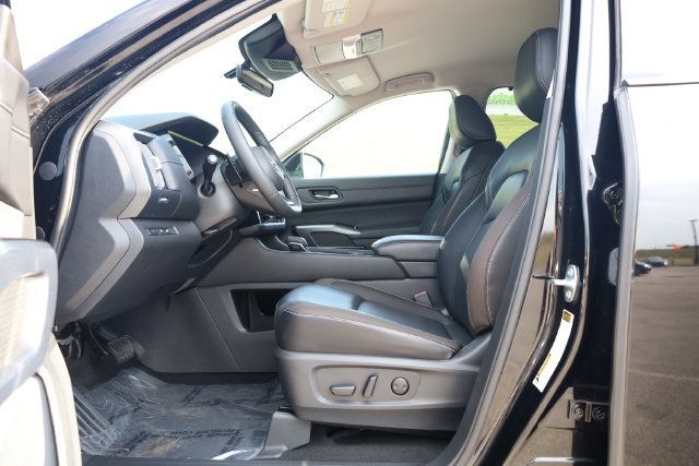 Used 2024 Nissan Pathfinder SL AWD/4WD image 13